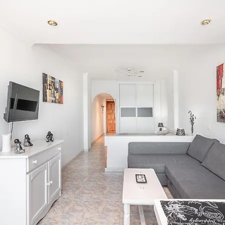 702 Bright Beachfront Studio Апартаменты *