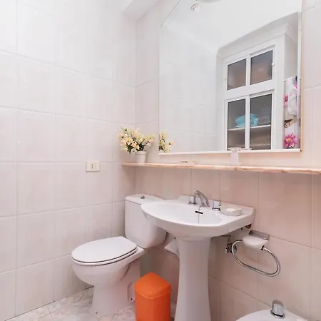 702 Bright Beachfront Studio Apartment