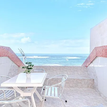 702 Bright Beachfront Studio Apartment