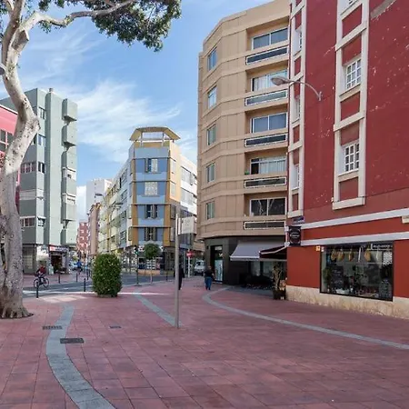 702 Bright Beachfront Studio Apartment *
