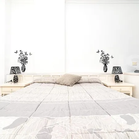 702 Bright Beachfront Studio Apartment *
